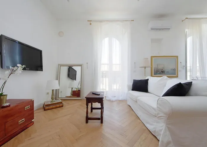 Ych - Luce Ed Eleganza A Corso Italia Rom