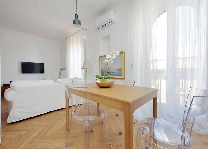 Ych - Luce Ed Eleganza A Corso Italia * Rom